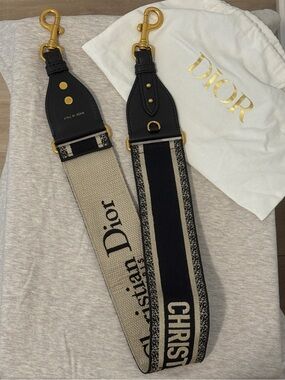 Christian Dior SHOULDER STRAP
WITH RING 'CHRISTIAN DIOR PARIS'
Embroidery